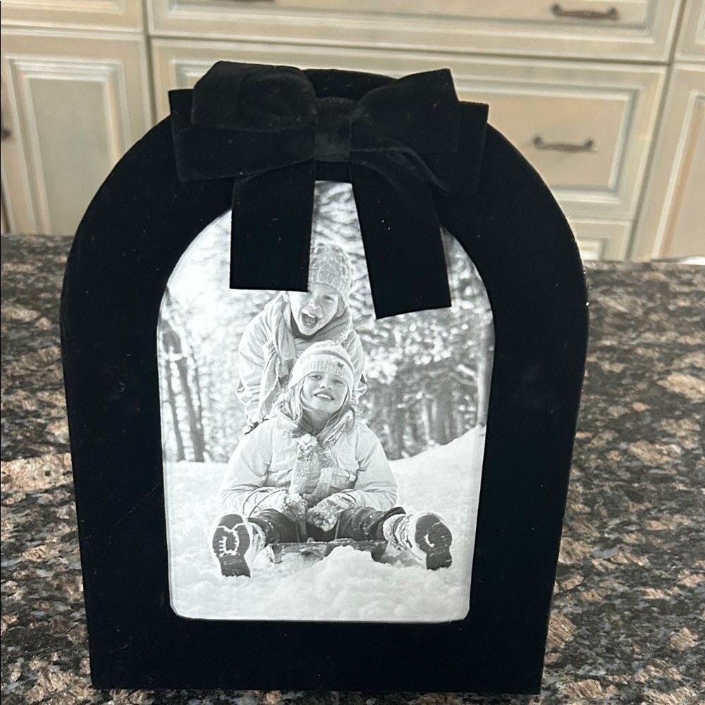 STUDIO DECOR BLACK VELVET ARCH W BIW FRAN 5x7 NWT